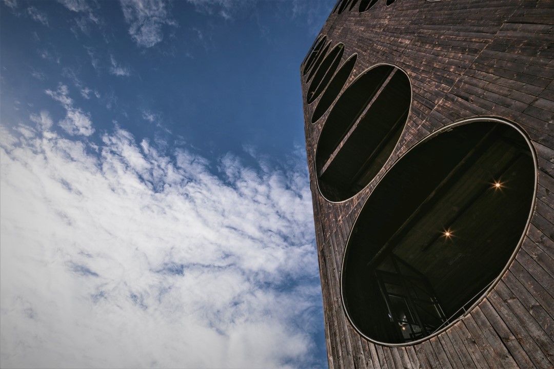 Elegant facade of Hotel Medellin Nido Sky, aparthotel in Medellín, highlighting its modern and cozy design